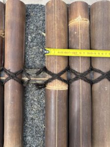 halfrond bamboe scherm in de breedte inkorten