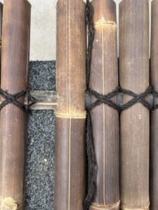 halfrond bamboe scherm in de breedte inkorten