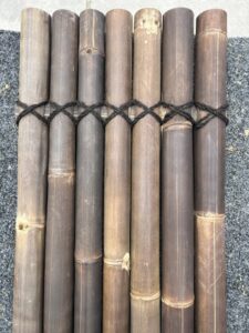 halfrond bamboe scherm in de breedte inkorten
