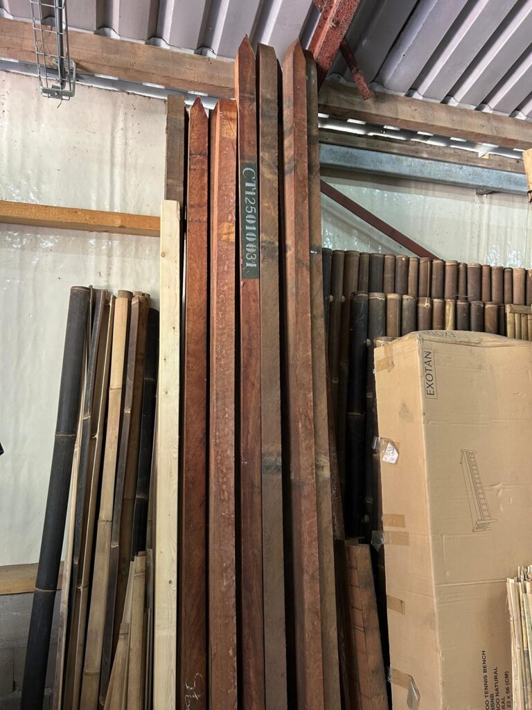 Outlet - Azobe schuttingpaal 7x7x275 cm ruw - Eviro Bamboe